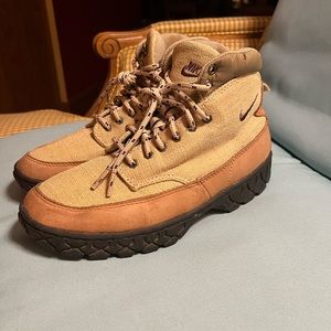 Vintage 1995 Nike Air Zion ACG Beige Mid Hiking Boots. Women’s size 7.5 M.